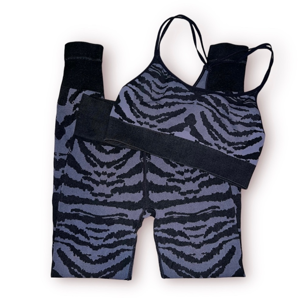SOLD - Bombshell Sportswear Tiger Seamless Sports Bra & Leggings Set XS/S